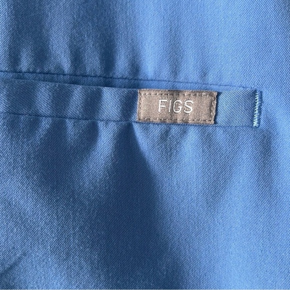 Figs 2 piece nurse scrubs set Blue V-Neck Top with pockets + jogger style Pants - Picture 15 of 17